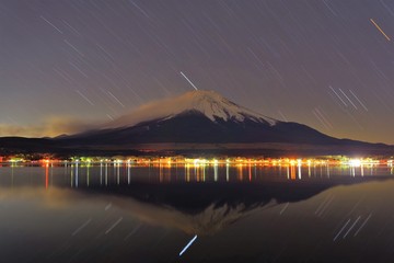 山中湖から望む富士山と降り注ぐ星空