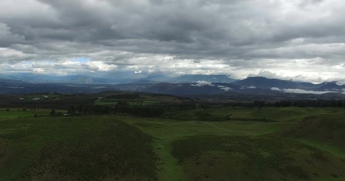 The Archaeological Park and scientific research Cochasqui has a surface of 84 hectares, 3,100 meters above sea level. This privileged location allows a 240 ° visibility from where you can see elevatio