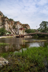 Obraz premium Sling bridge crossing lake in Hin Khao Ngu stone park, Thailand