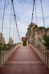 Obraz premium Sling bridge crossing lake in Hin Khao Ngu stone park, Thailand