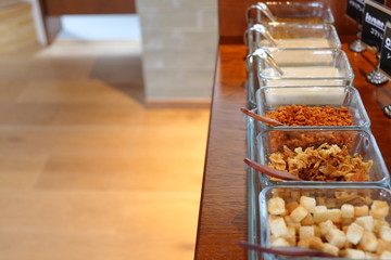 サラダドレッシングとトッピング