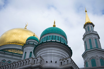 Fototapeta na wymiar Russia, Moscow, June 1, 2018: The newly built Cathedral Mosque at Olimpiysky Avenue in Moscow, Russia. largest mosque in Moscow