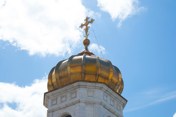 Fototapeta na wymiar Golden domes of the Orthodox Christian Cathedral of Christ the Savior in Moscow