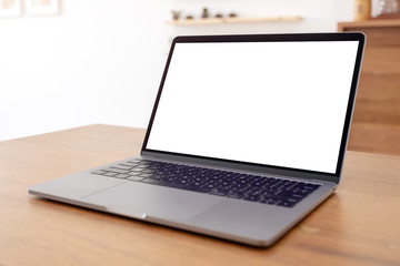 Fototapeta premium Makieta obrazu laptopa z pustym białym ekranem pulpitu na drewnianym stole