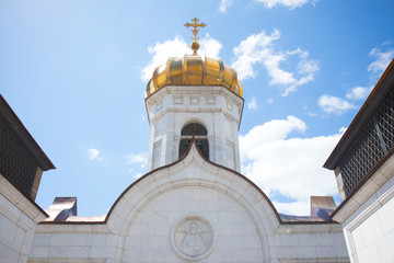 Fototapeta na wymiar Golden domes of the Orthodox Christian Cathedral of Christ the Savior in Moscow