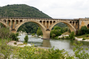 Fototapeta na wymiar Pont de Collias, deux arcs