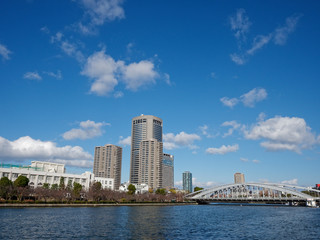 Naklejka premium 水都大阪 造幣局とOAP 大川に掛かる桜宮橋