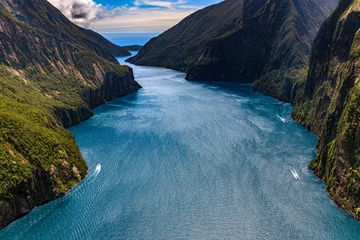Abwaschbare Fototapete Neuseeland Neuseeland. Milford Sound (Piopiotahi) von oben - die Mündung des Sounds im Hintergrund, Stirling Falls auf der rechten Seite