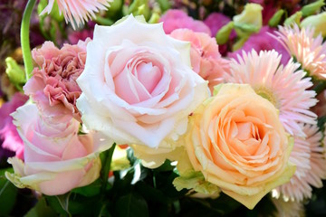 Blumenstrauß, bunte Rosen