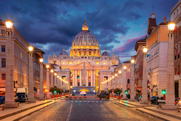 Fototapeta premium Rzym, Watykan. Cityscape obraz oświetlonej Bazyliki Świętego Piotra i ulicy Via della Conciliazione, Watykan, Rzym, Włochy.