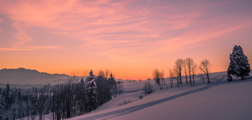Zachód słońca zimą w górach © Marcin Kumorek