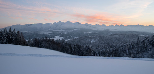 Panorama zachodu słońca w górach