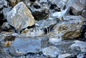 Ein Bergbach zwischen Steinen und Felsen