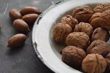 Plato vintage con nueces, nueces de brasil 