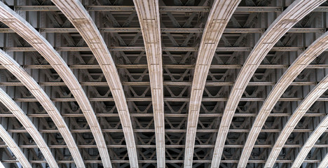 Fachwerkbogen unter einer Brücke über die Themse in London.