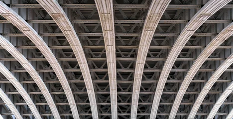 Fachwerkbogen unter einer Brücke über die Themse in London. © Maksims