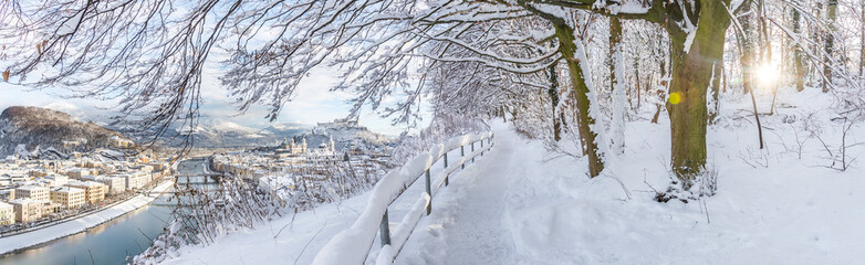 Obraz premium Walking promenade in Salzburg, snowy winter landscape