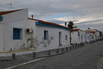 Fototapeta na wymiar Zabudowa Larnaki, Cypr, białe gtradycyjne domy w centrum miasta