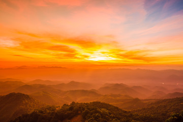 Obraz premium The picture of the sunset and the sun rising looks beautiful.