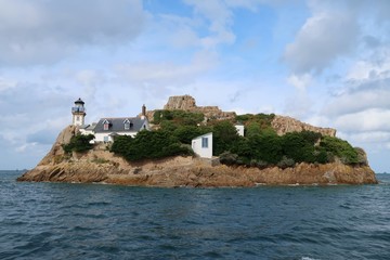 Fototapeta na wymiar Île Louët au large de Carantec, dans la baie de Morlaix en Bretagne (France)