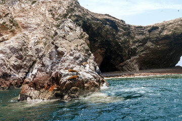 Fototapeta premium Trzy lwy morskie śpią podczas opalania na skałach na wyspach Ballestas (Paracas, Peru)
