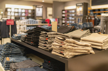 Hosen in Bekleidungsgeschäft, Jeans in der Auslage