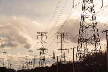 鉄塔と送電線 / エネルギーインフラのイメージ
