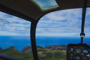 Napali Küste in Kauai Hawaii mit Cockpit eines Helikopters © marksn.media
