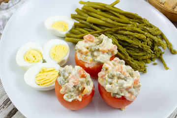assiette de crudités et oeuf dur