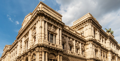 Fototapeta na wymiar Fassade des Gerichtsgebäude von Rom