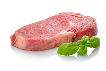 Rindfleisch Entrecote Steak roh rot mit Basilikum