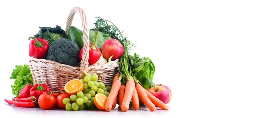 Foto op Plexiglas Verse groenten Verse biologische groenten en fruit in rieten mand