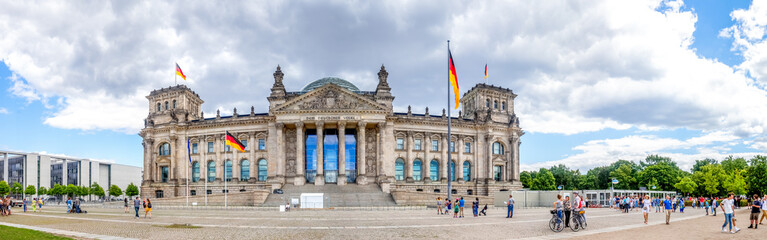 Dunkle Wolken über dem Reichstag in Berlin 