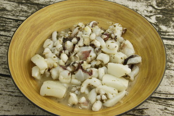 Seiches et encornets dans un bol