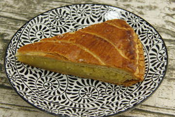 Galette des rois sur une assiette