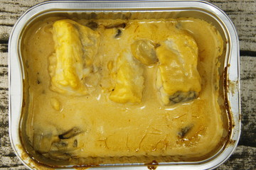 Lotte en sauce dans une barquette