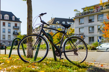 Fototapeta na wymiar Bike in the autumnal city, street view, Strasbourg
