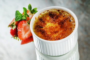 Creme brulee (cream brulee, burnt cream) with strawberries,