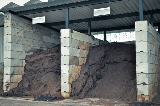 Storing fertilizer as a product of biogas plant 