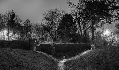 Steinmauer im Laternenlicht