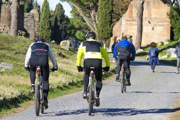 ciclisti e turisti in bicicletta lungo l'Appia Antica a Roma