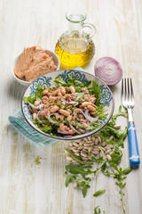 salad with tuna cannellini beans arugula and red onion