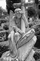 Grabfigur auf dem Cimitero Acattolico in Rom - trauernder Engel