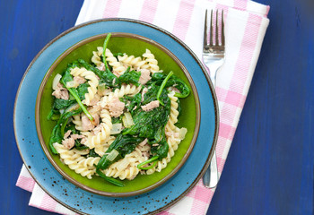 Fusilli pasta with spinach and tuna.