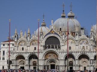 Fototapeta na wymiar Catedral y basílica de San Marcos, principal templo católico de la ciudad de Venecia (Italia) y obra maestra de la arquitectura bizantina en el Véneto.
