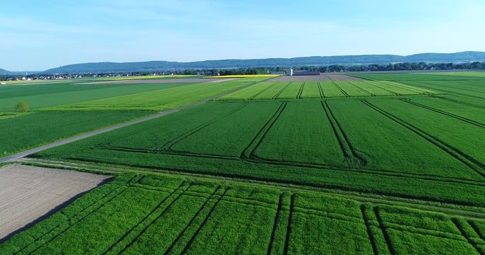Flug &uuml;ber gr&uuml;nes Feld, Deutschland