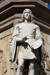 Statue of Leonardo da Vinci at Piazza della Scala, Milan, Italy.