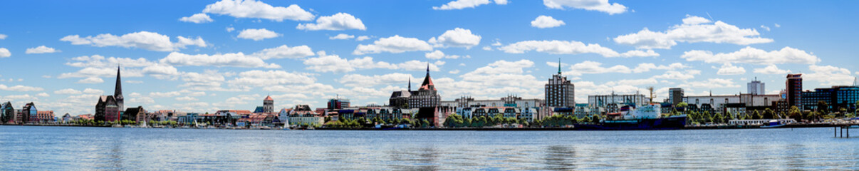 Obraz premium Skyline Rostock mit Warnow