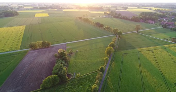 Frische gr&uuml;ne Felder und l&auml;ndliche Gegend aus der Luft