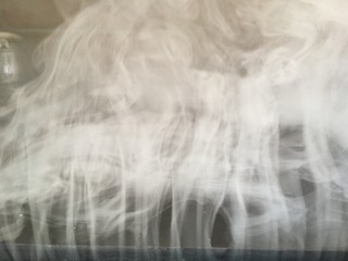 von rauchschwaden verschmutze luft/rauch steigt in wellen auf, umweltverschmutzung durch verbrennung/qualm bildet wellenförmige muster in der luft, gefährliche gase, - eine gefahr 